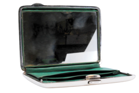 Caixa de toilette em prata lisa com espelho no interior e divisórias em pele.